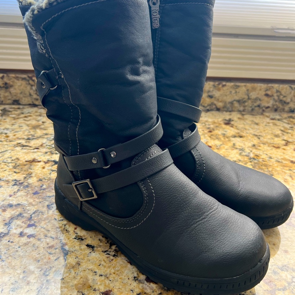 Like new Totes winter boots